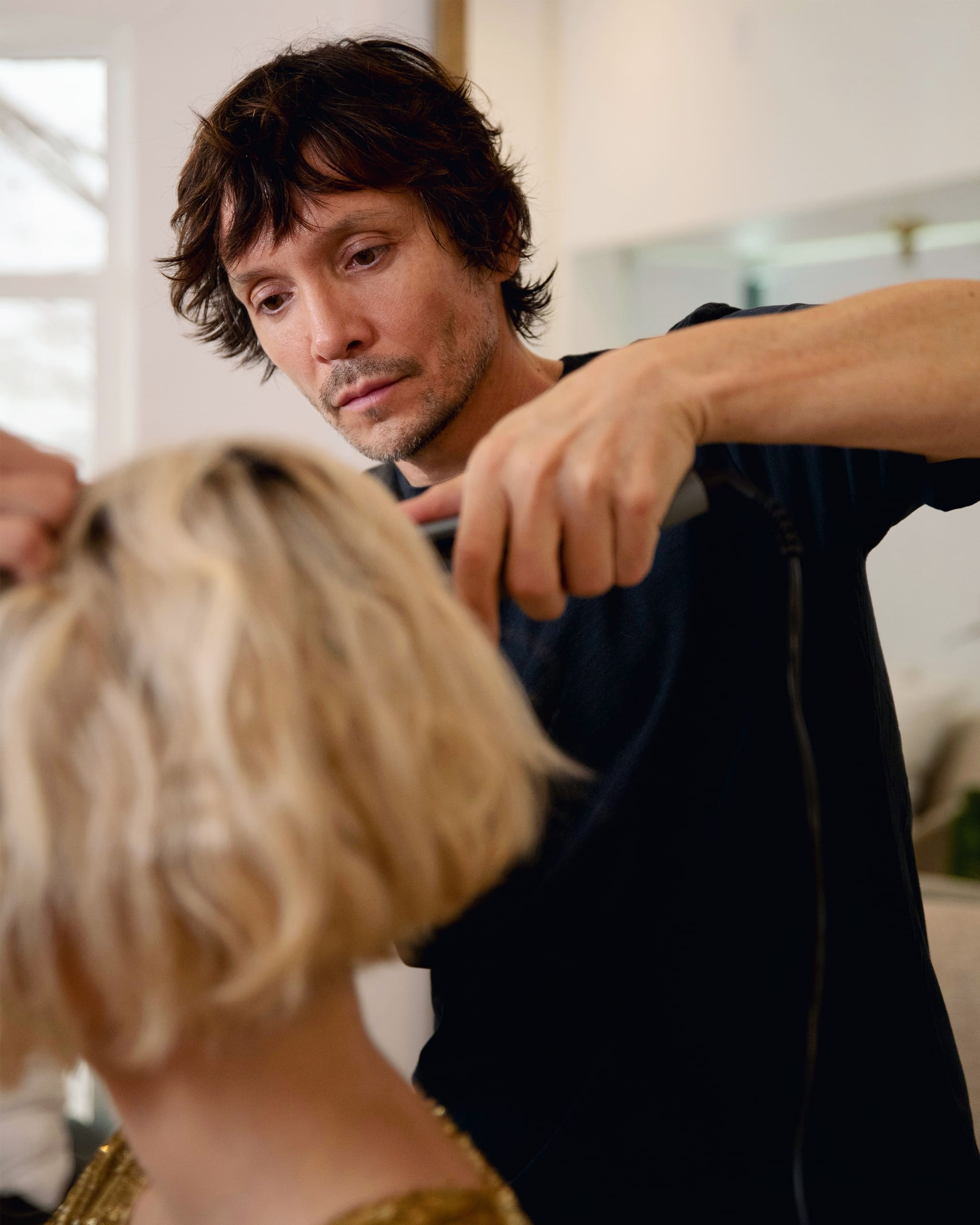 Ken Pavés cuts client’s blonde hair.