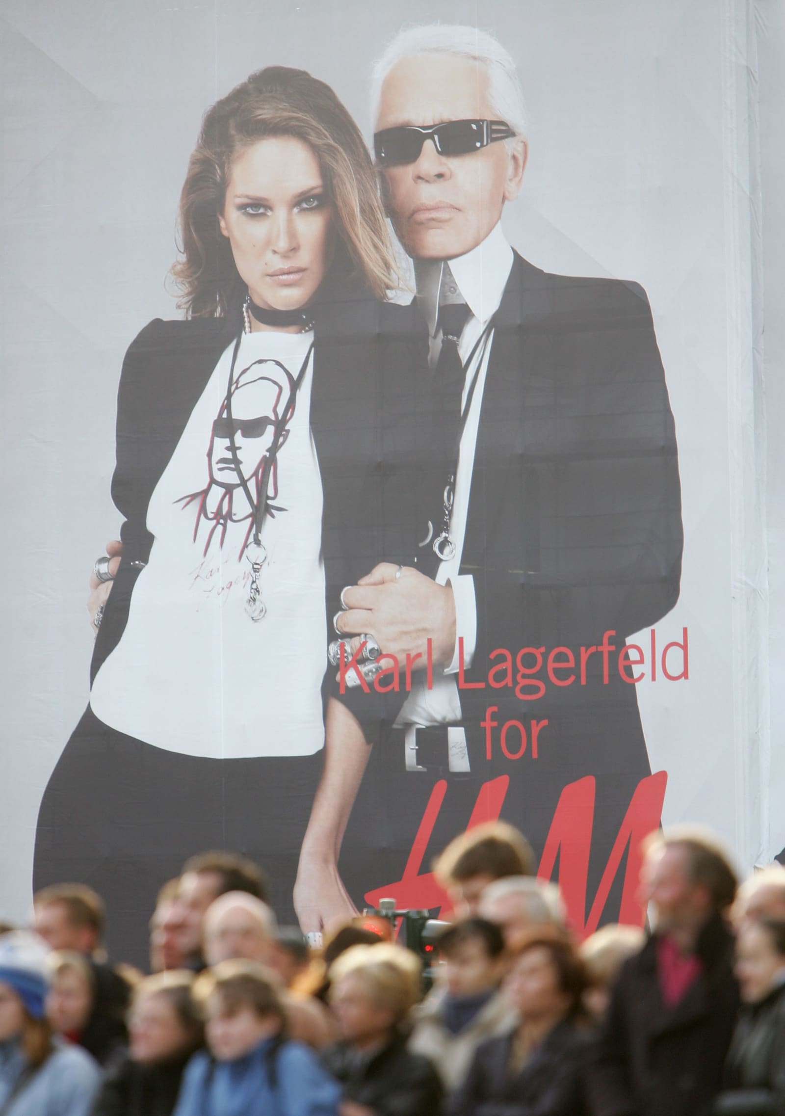2004 – Lagerfeld joins forces with H&M