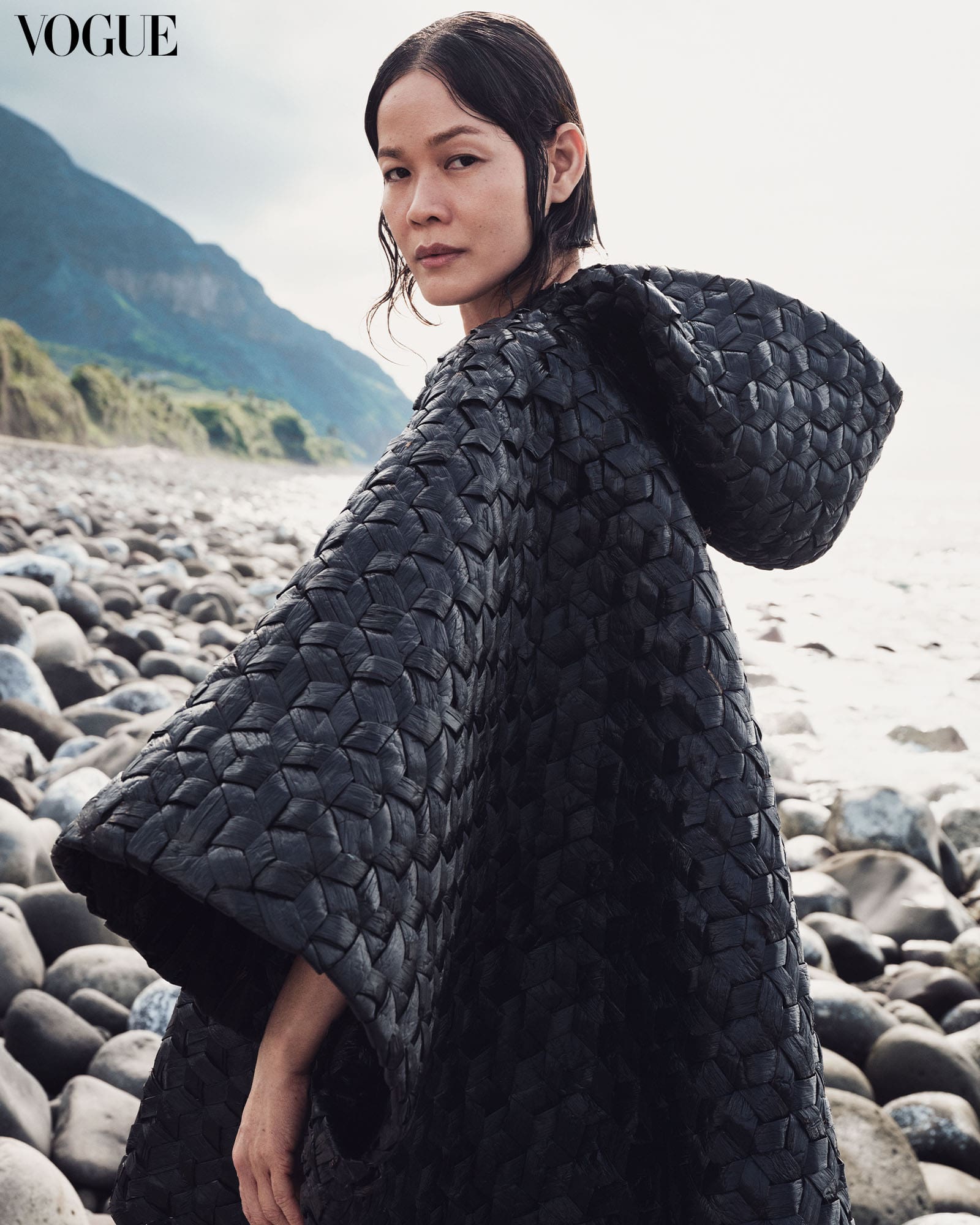 This S.C. VIZCARRA x WAWI NAVARROZA oversized hooded jacket is crafted from dried water hyacinth.