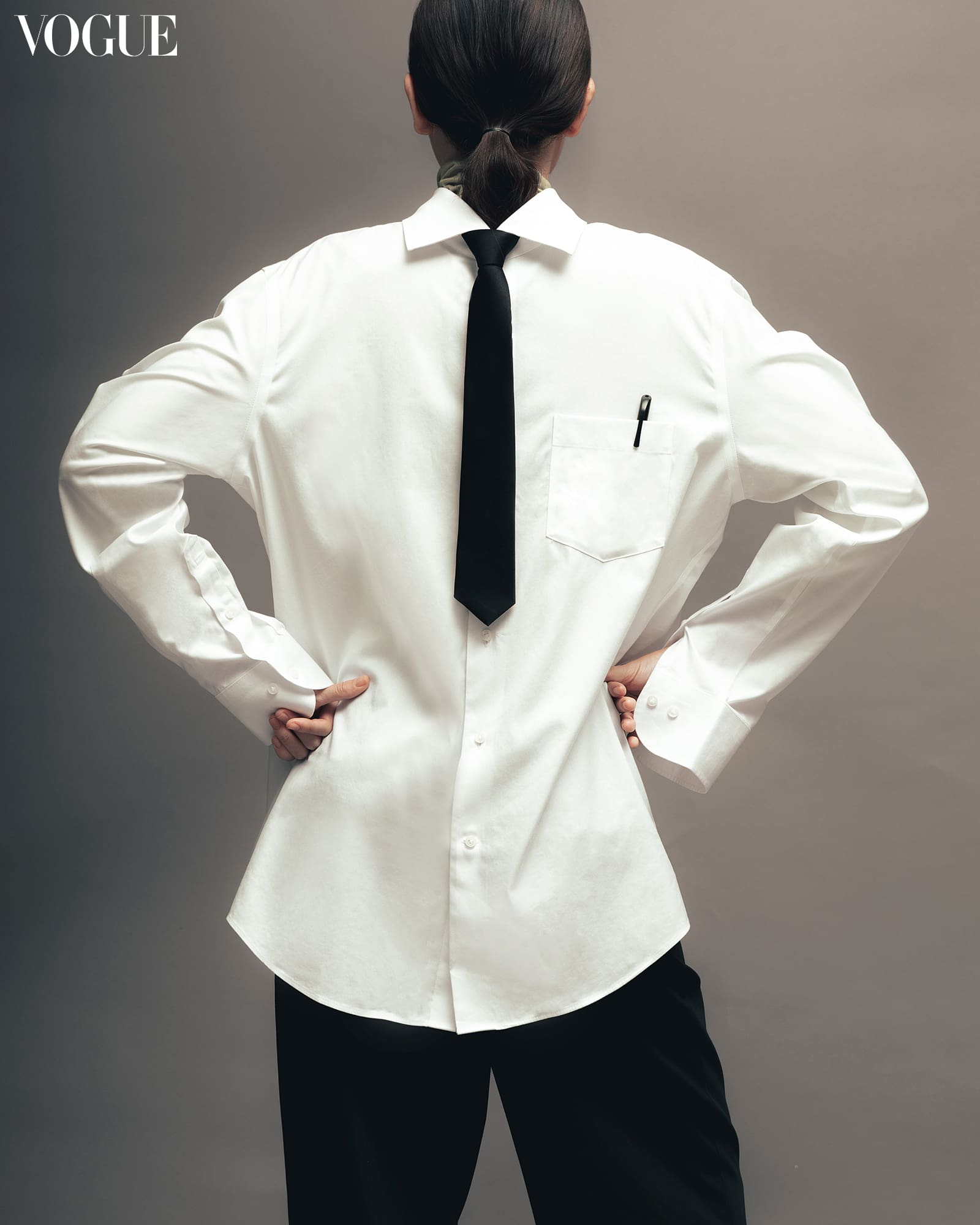 Long sleeve top with a black necktie