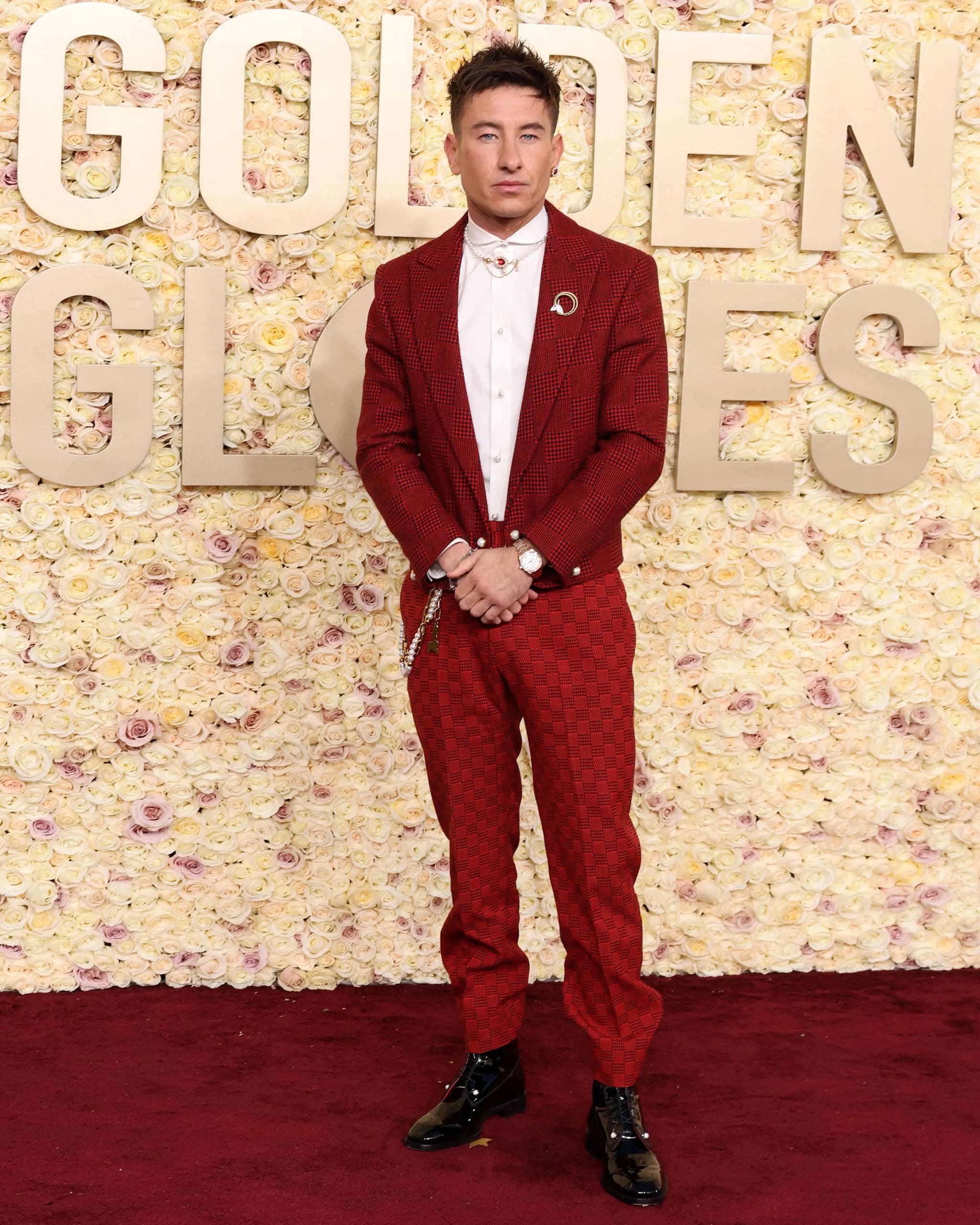 Barry Keoghan at the red carpet of golden globes 2024 wearing a plaid red suit