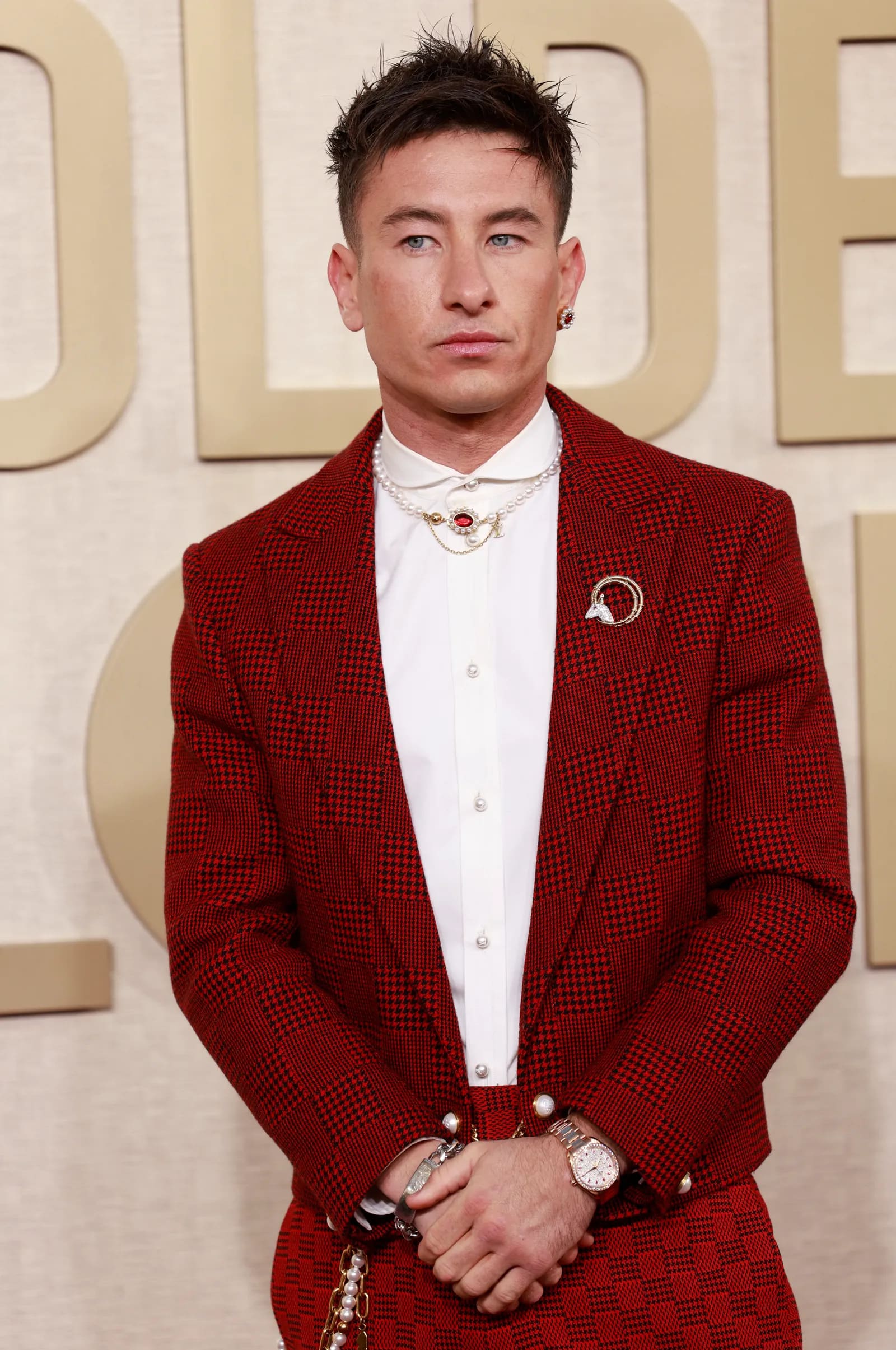 Barry Keoghan at the red carpet of golden globes 2024 wearing a plaid red suit