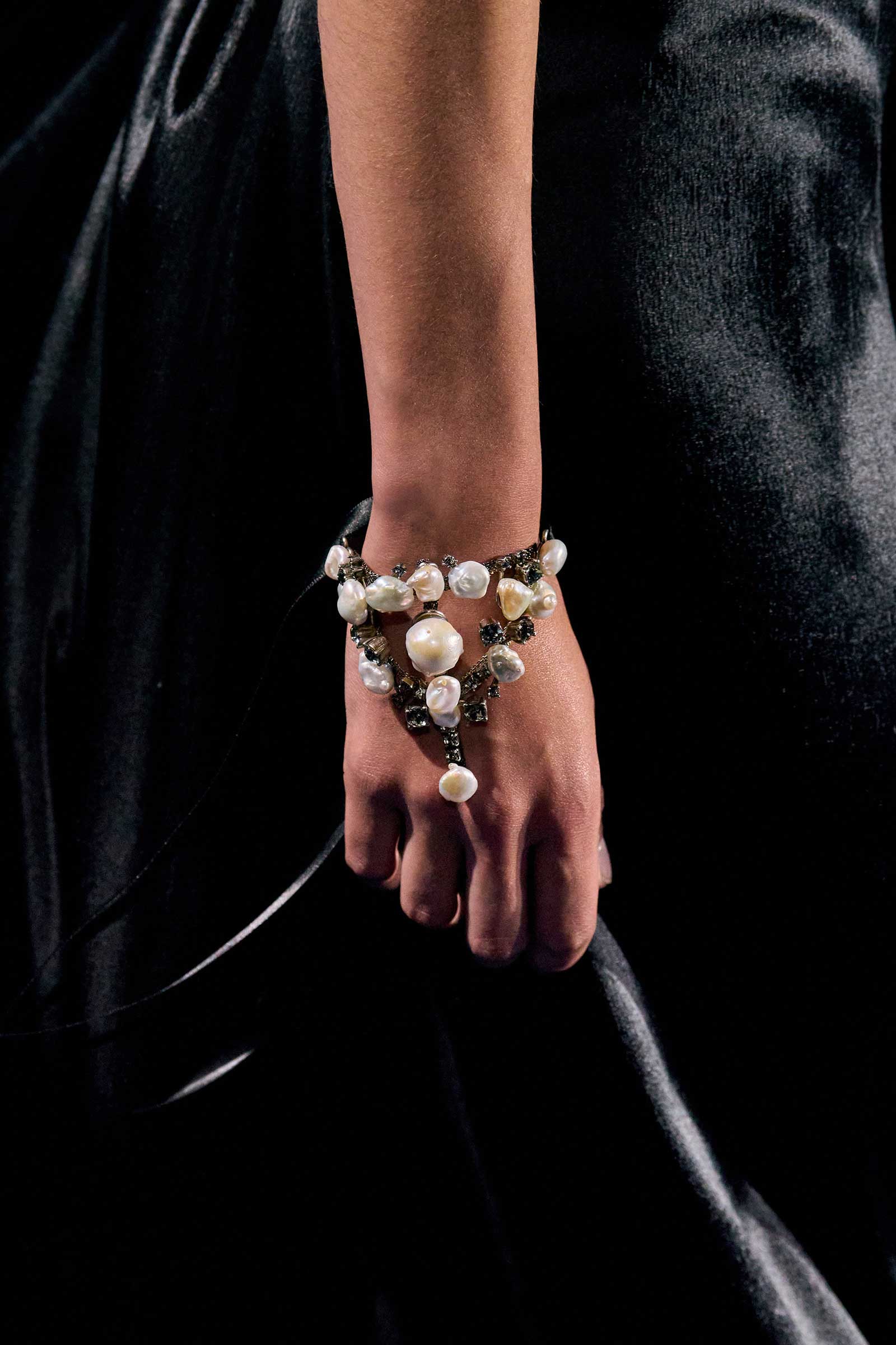 00088-christian-dior-fall-2024-couture-details-credit-gorunway