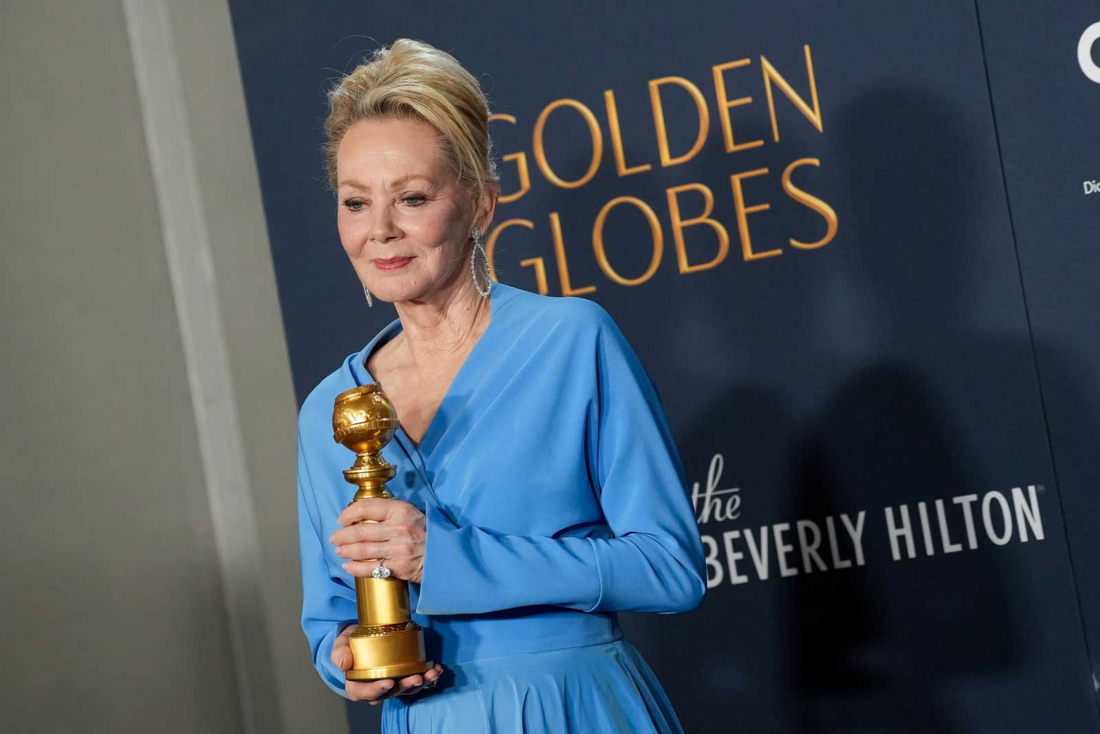 Actress Jean Smart posing with her Golden Globe, which she won for 